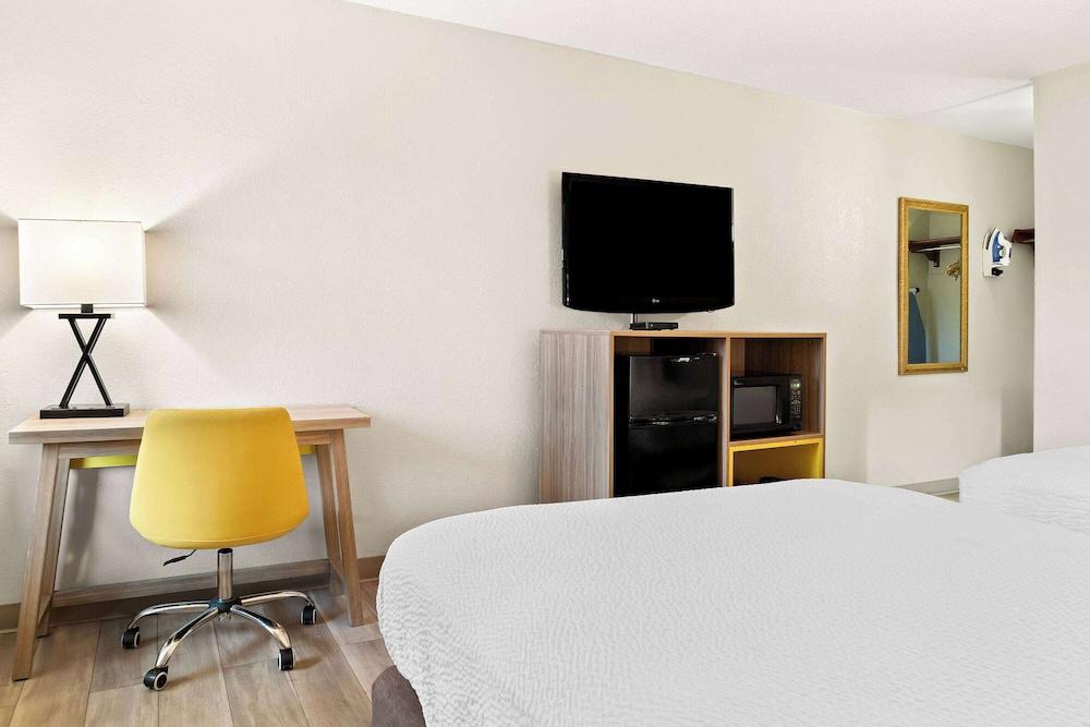 Days Inn & Suites by Wyndham Warren