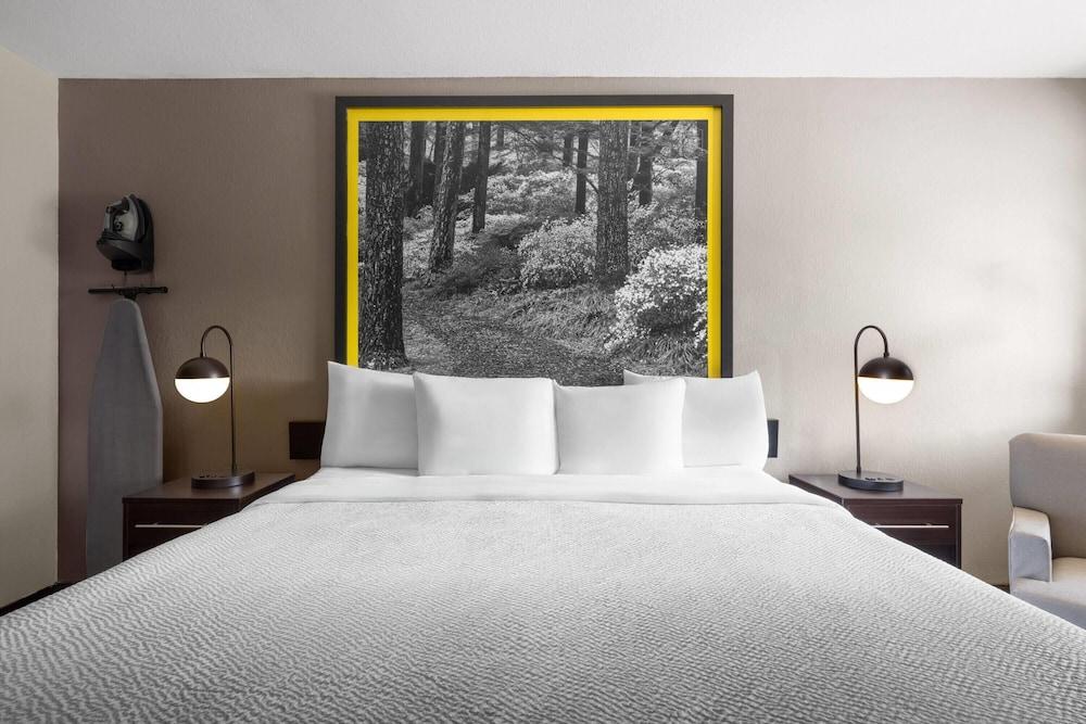 Super 8 by Wyndham Helen