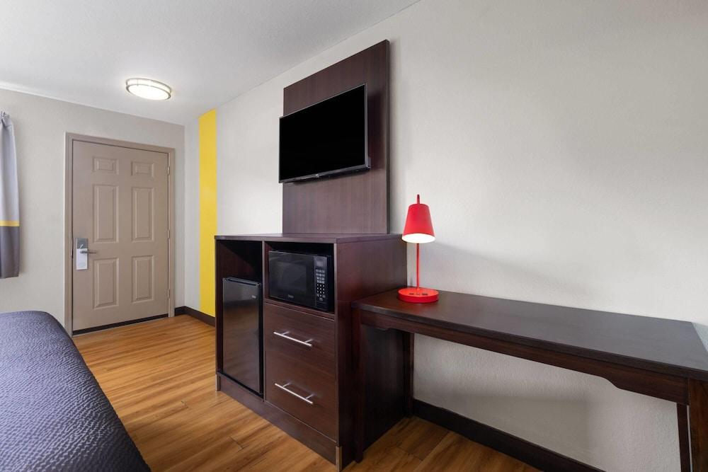 Super 8 by Wyndham Helen