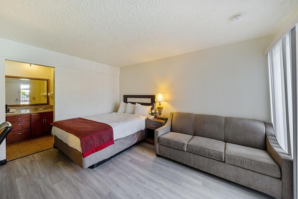 MC Pacific Inn & Suites