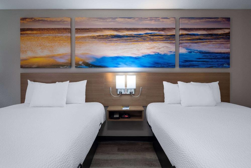 Days Inn & Suites by Wyndham Commerce