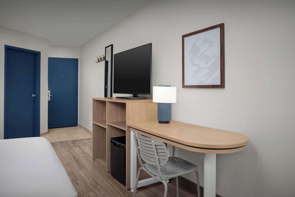 Spark by Hilton Tampa Brandon