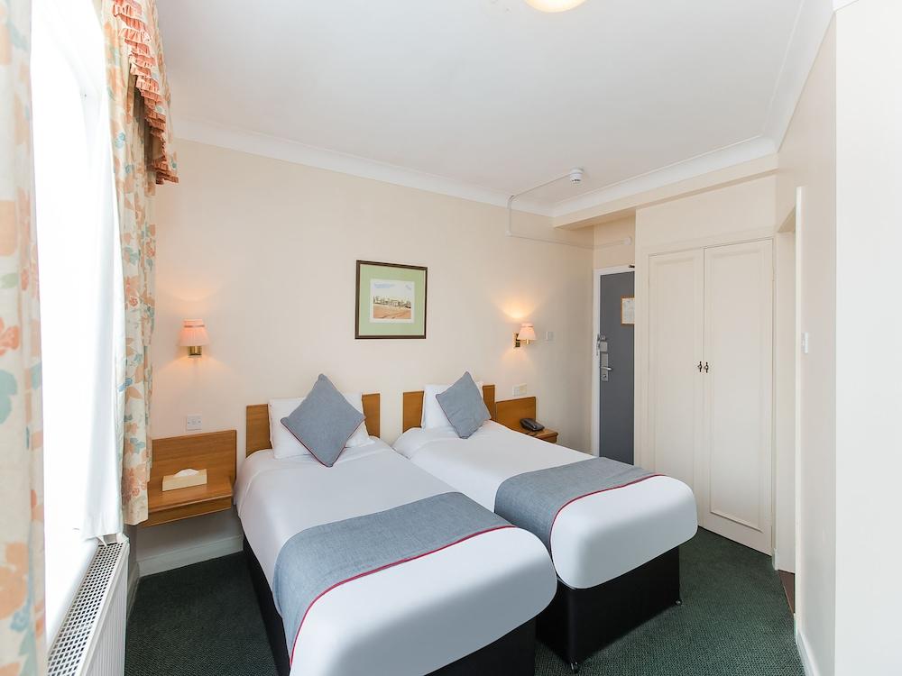 OYO Stade Court Hotel