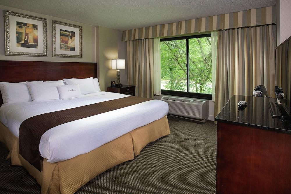 DoubleTree by Hilton Charlotte Airport