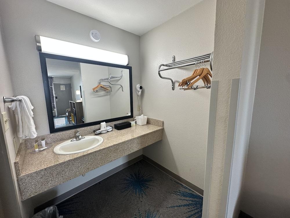 Days Inn by Wyndham Adel I-75