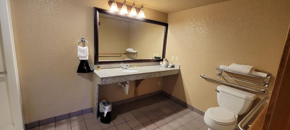 Best Western Plus Bayshore Inn