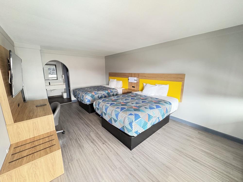 Days Inn by Wyndham Gonzales