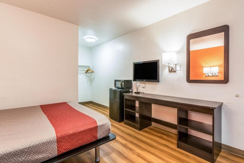 Motel 6 Lumberton, NC