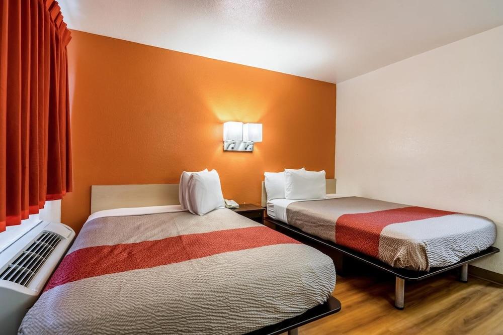 Motel 6 Lumberton, NC