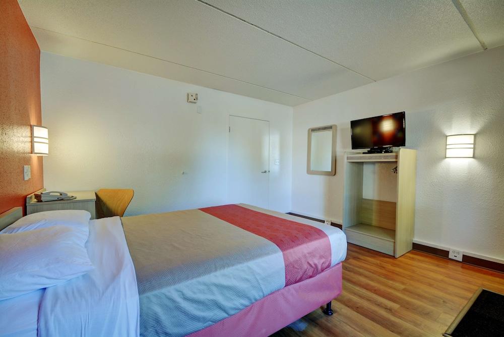 Motel 6 Chicopee, MA - Springfield