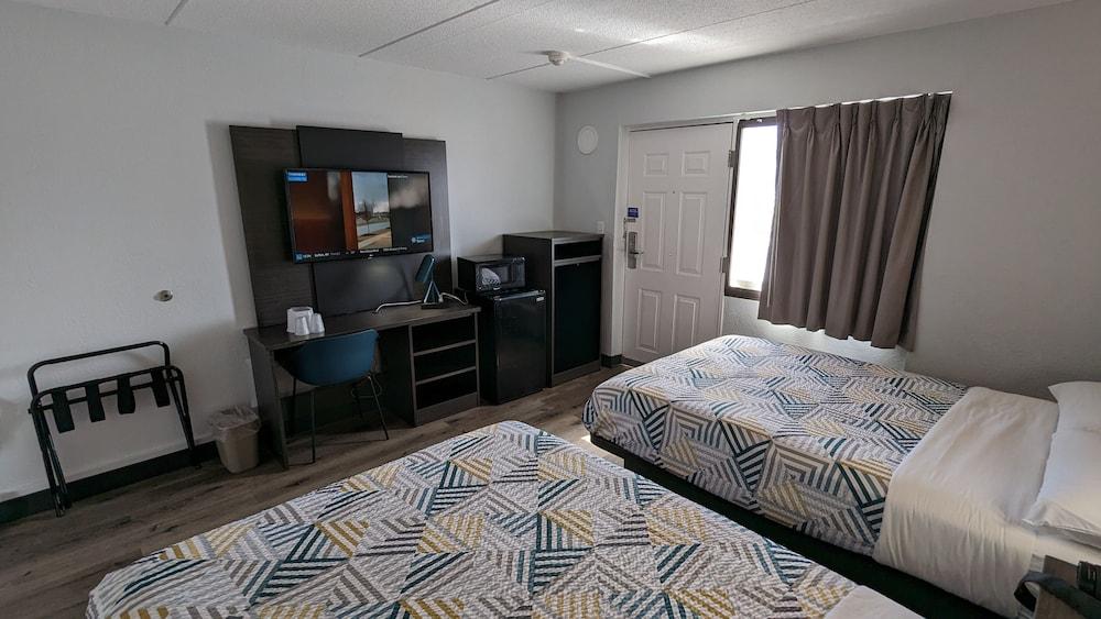 Motel 6 Leominster, MA