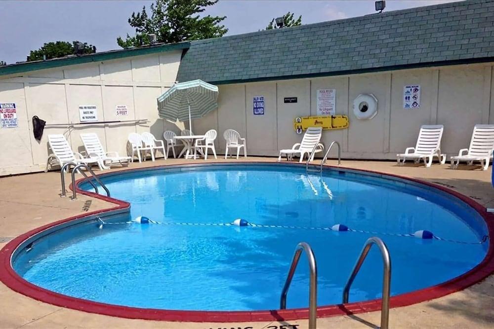 Travelodge by Wyndham Lansing