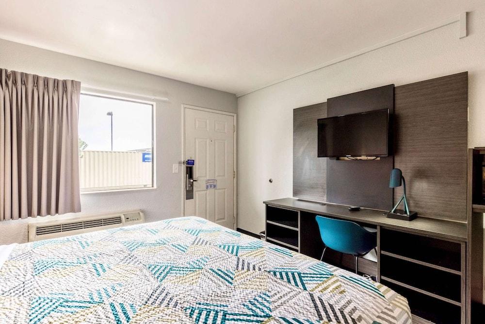 Motel 6 Carlsbad, CA - East