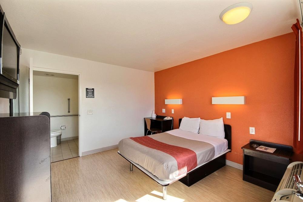 Motel 6 Laredo, TX - South