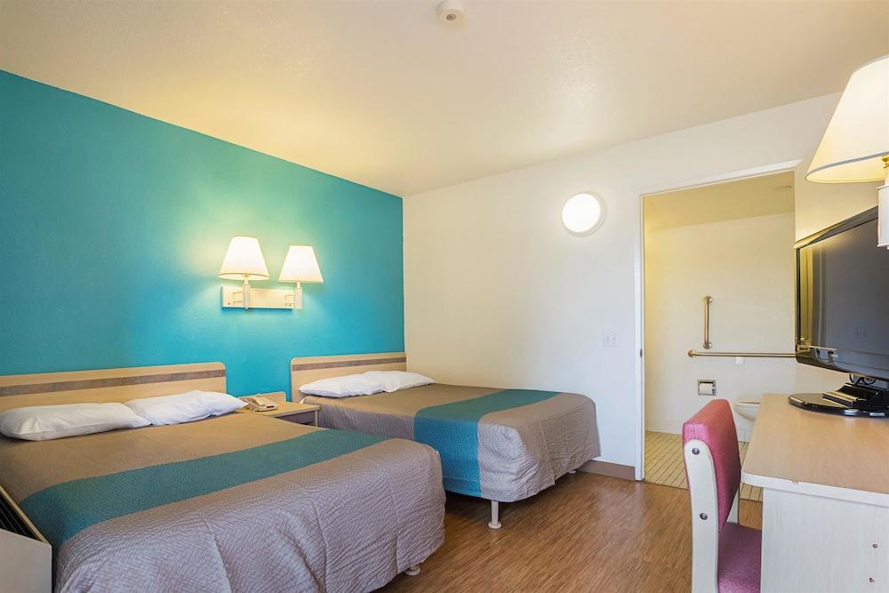 Motel 6 Rochester, MN