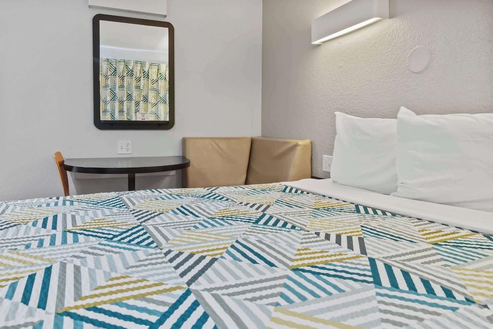 Motel 6 Ventura, CA - Beach