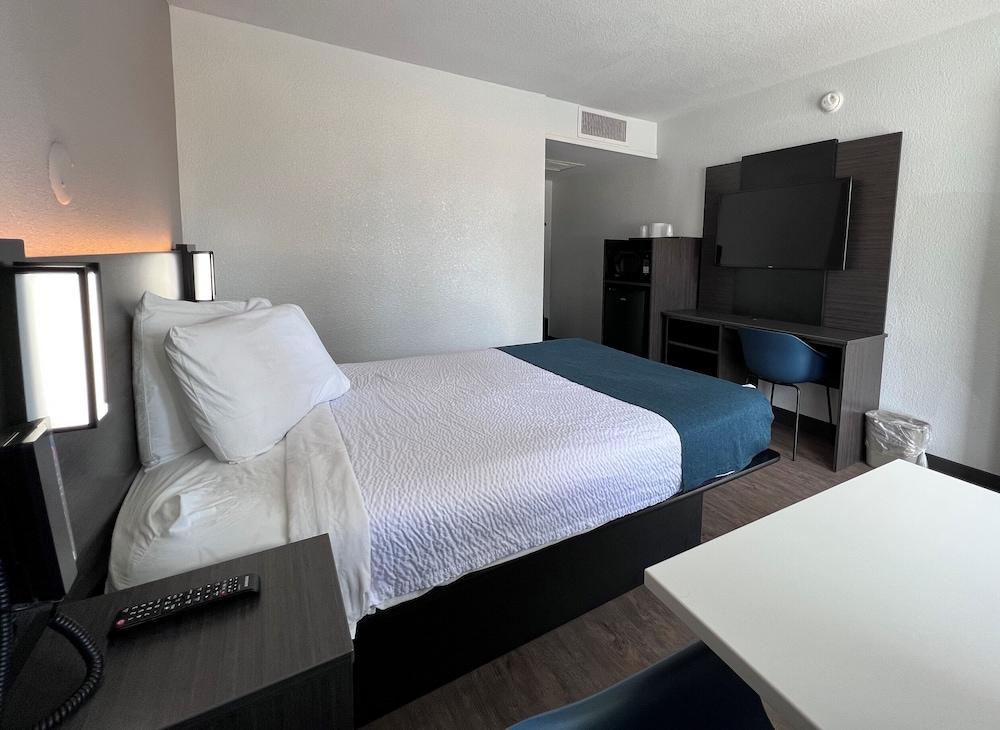 Motel 6 Bakersfield, CA - South