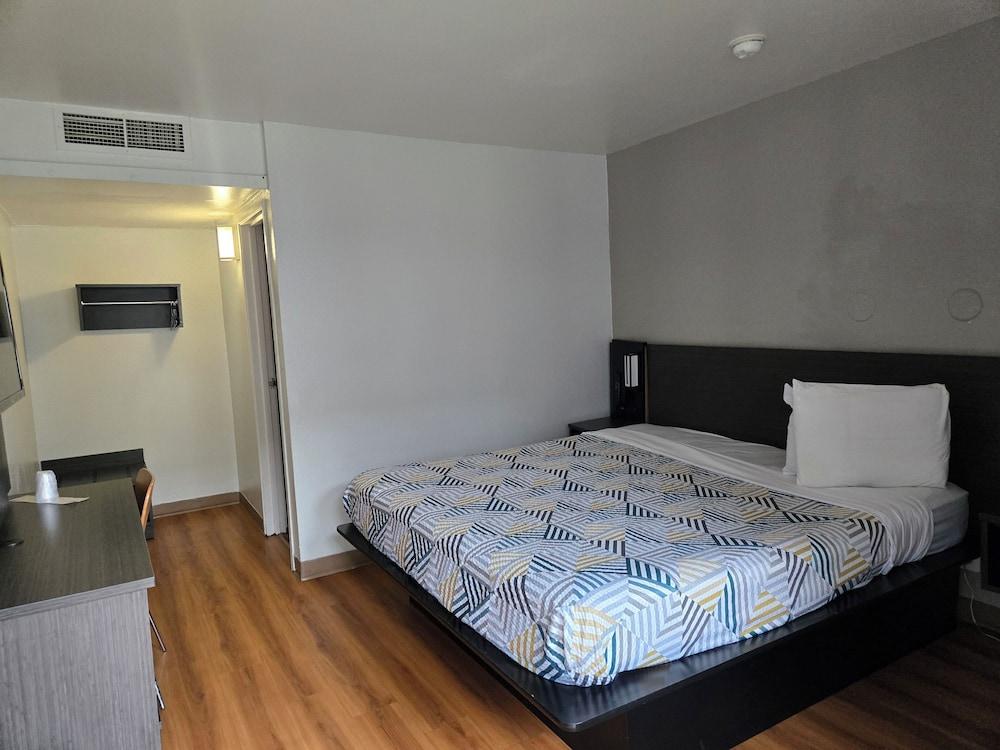 Super 8 by Wyndham Tracy