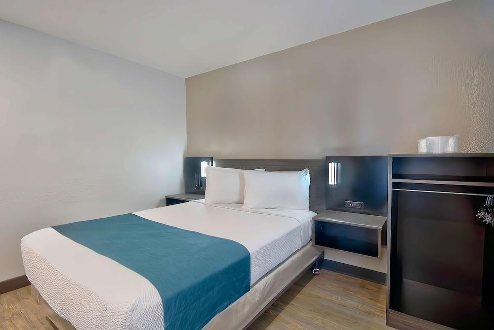 Motel 6 Palmdale, CA