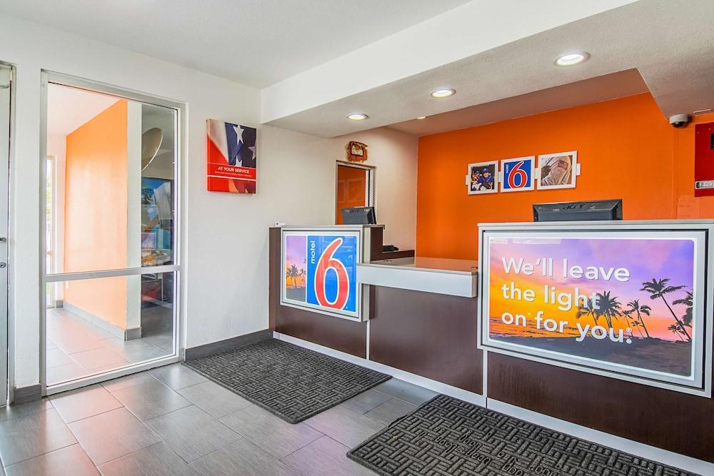 Motel 6 Bakersfield, CA - Airport