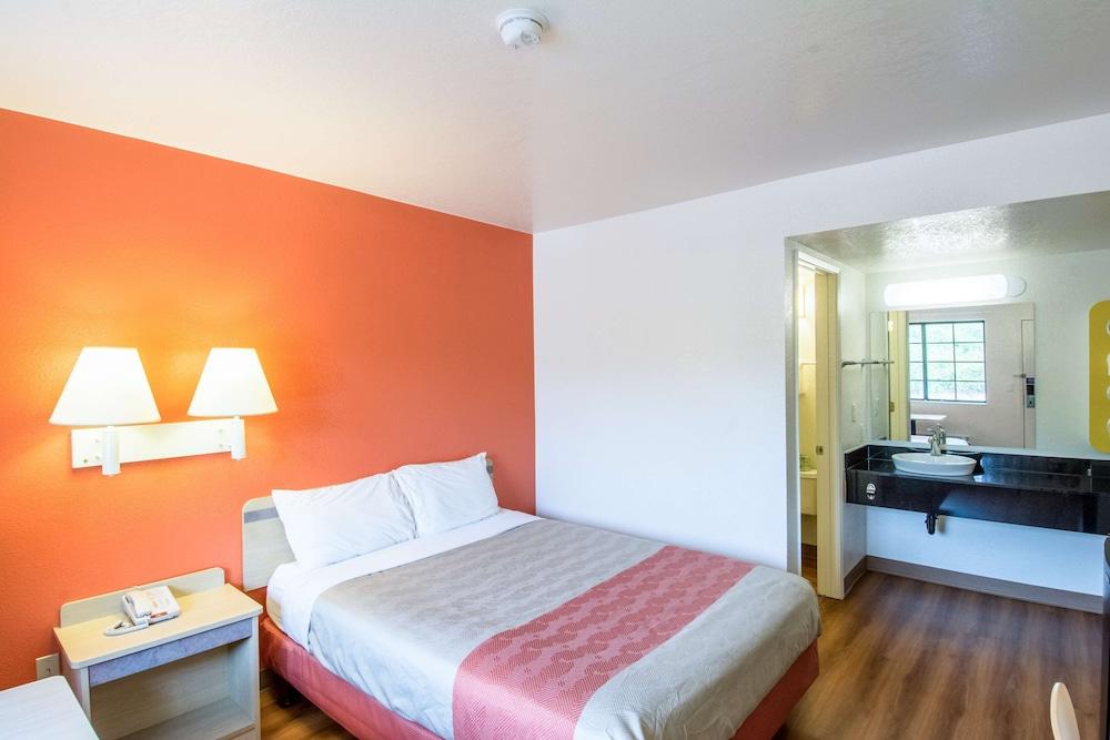 Motel 6 Redding, CA - North