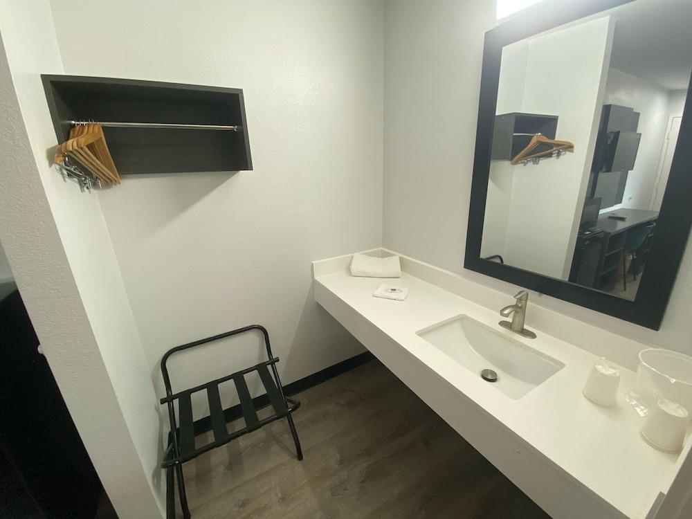 Motel 6 Windsor Locks, CT - Hartford