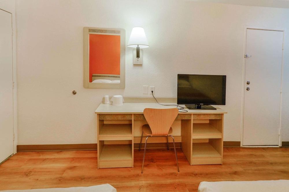 Motel 6 Huntsville, TX