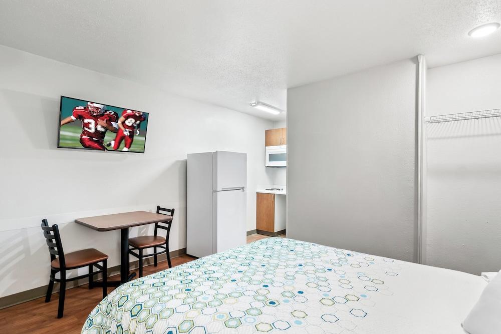 HomeTowne Studios by Red Roof Detroit - Livonia