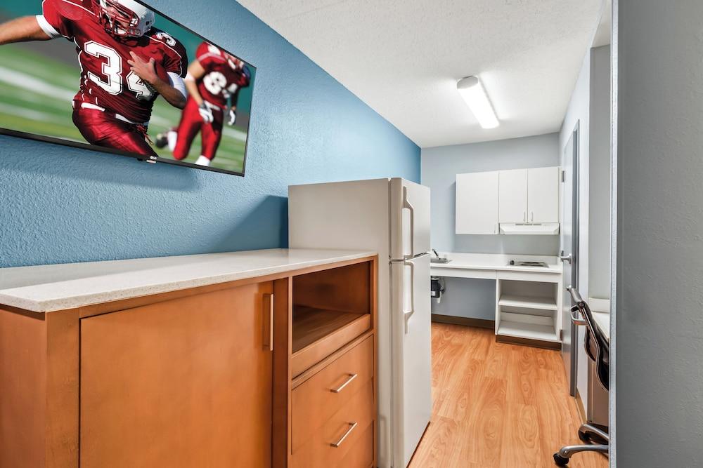 HomeTowne Studios by Red Roof Detroit - Livonia