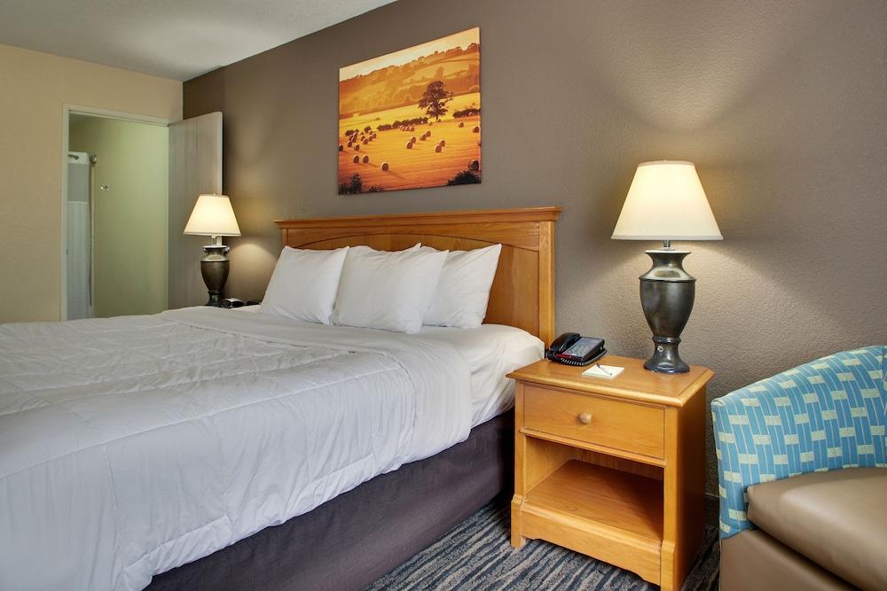 EverSpring Inn & Suites