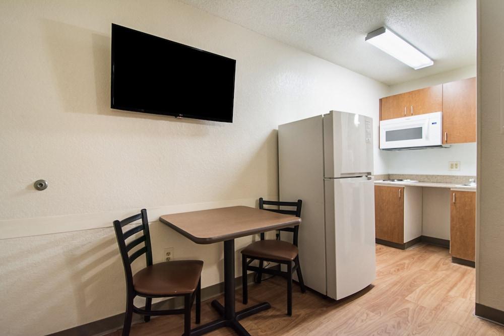 HomeTowne Studios by Red Roof Raleigh - Durham