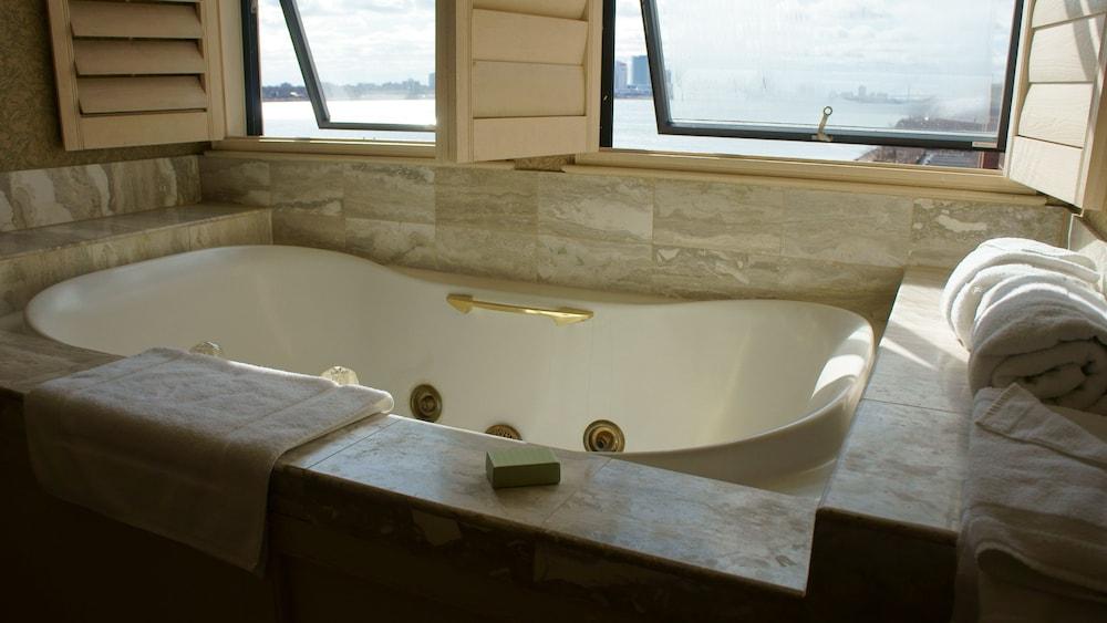 Roberts Riverwalk Urban Resort Hotel