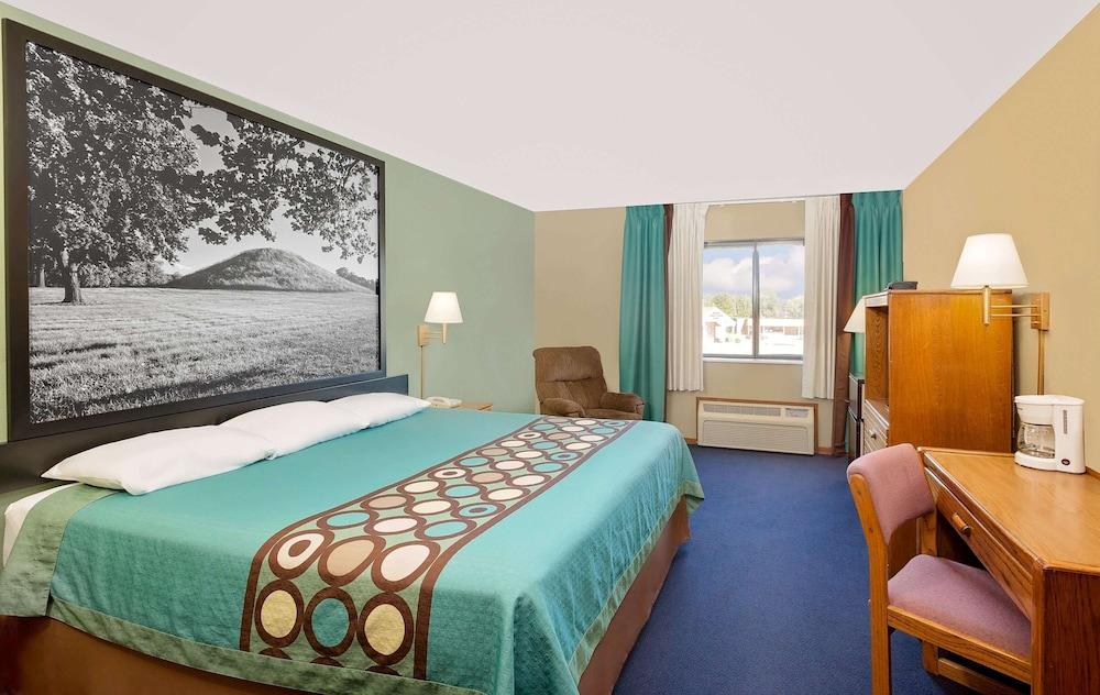 Super 8 by Wyndham Macomb