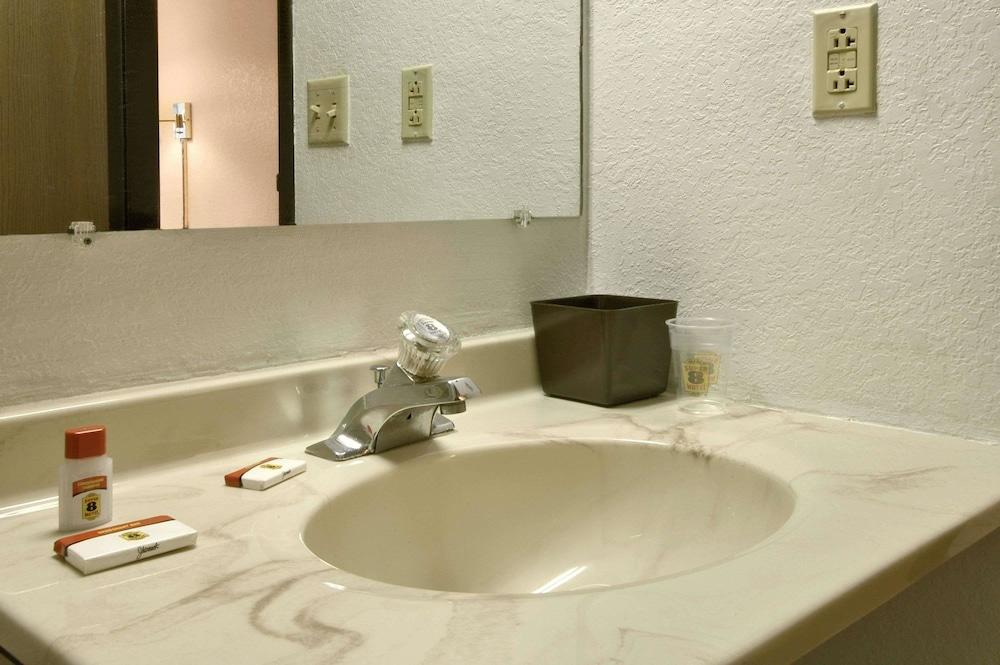 Super 8 by Wyndham Butler