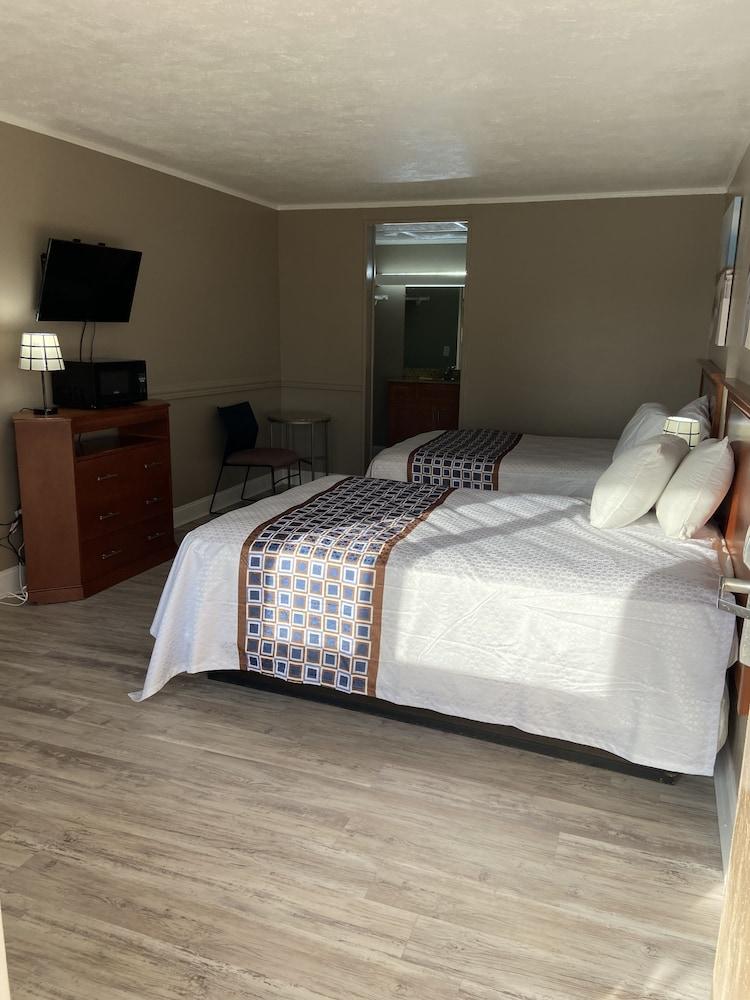 Inn Between The Hedges