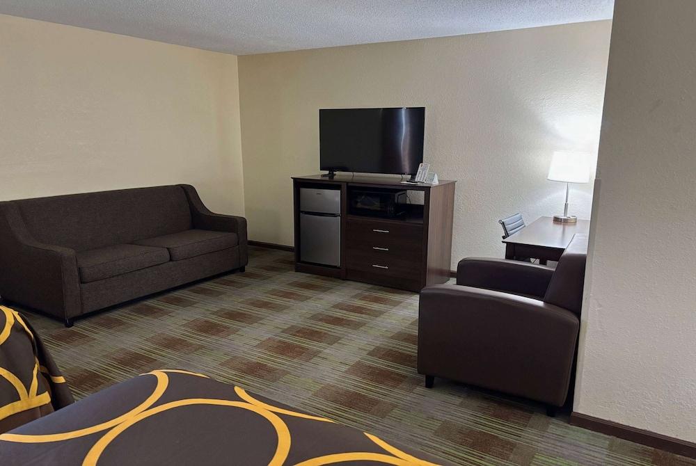 Super 8 by Wyndham Lincoln