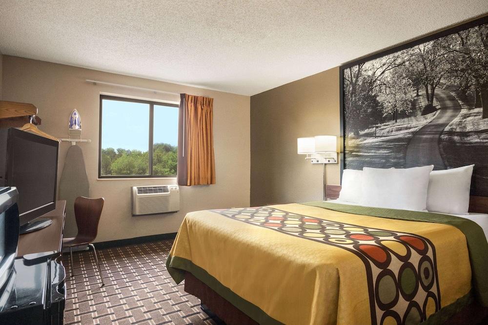 Super 8 by Wyndham Mayfield