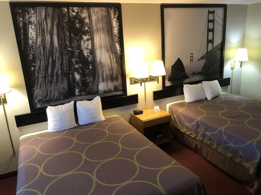 Super 8 by Wyndham Crescent City