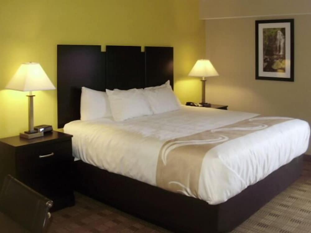 Quality Inn & Suites Pittsburgh Harmarville