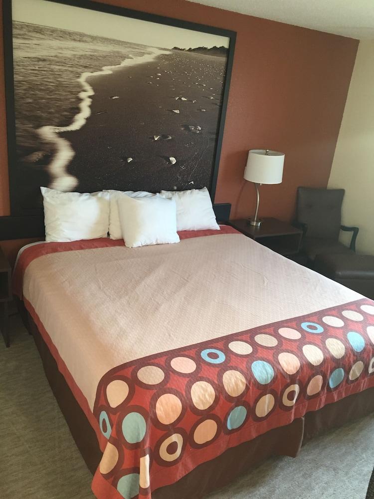 Super 8 by Wyndham College Station