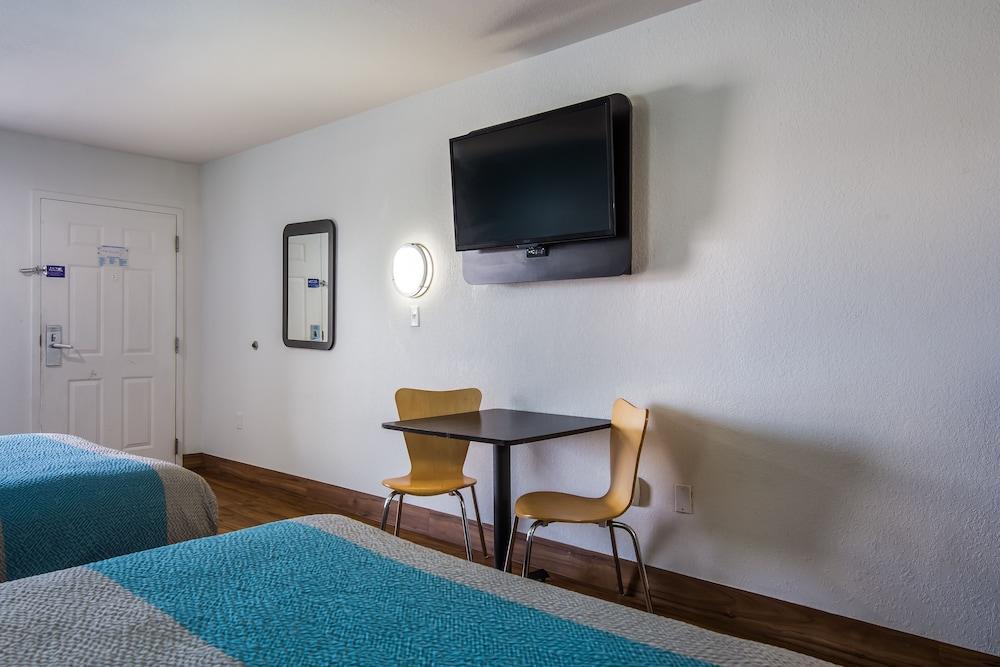 Motel 6 Pensacola, FL - NAS