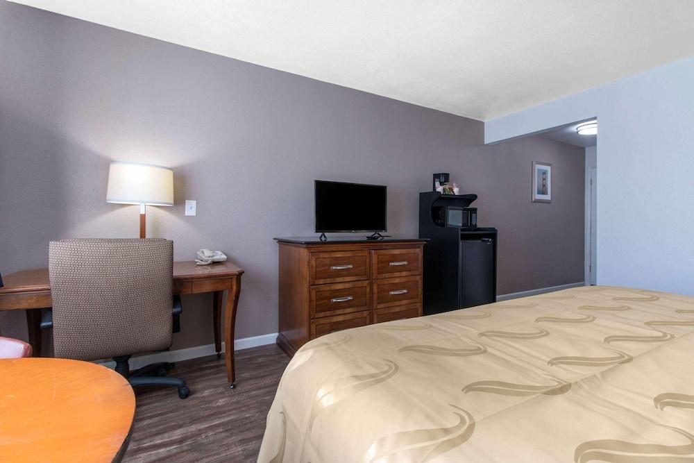 Bayside Inn & Suites