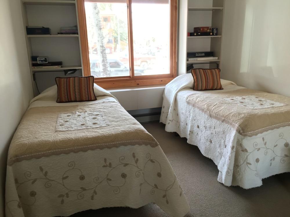 Chateau Blanc Condominiums