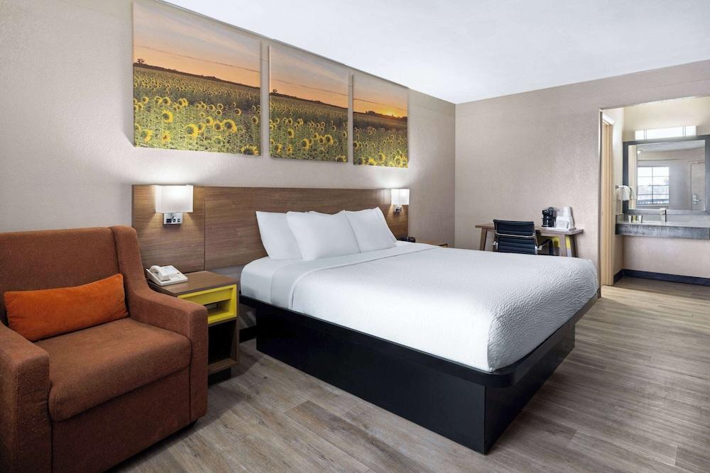 Days Inn & Suites by Wyndham Kokomo