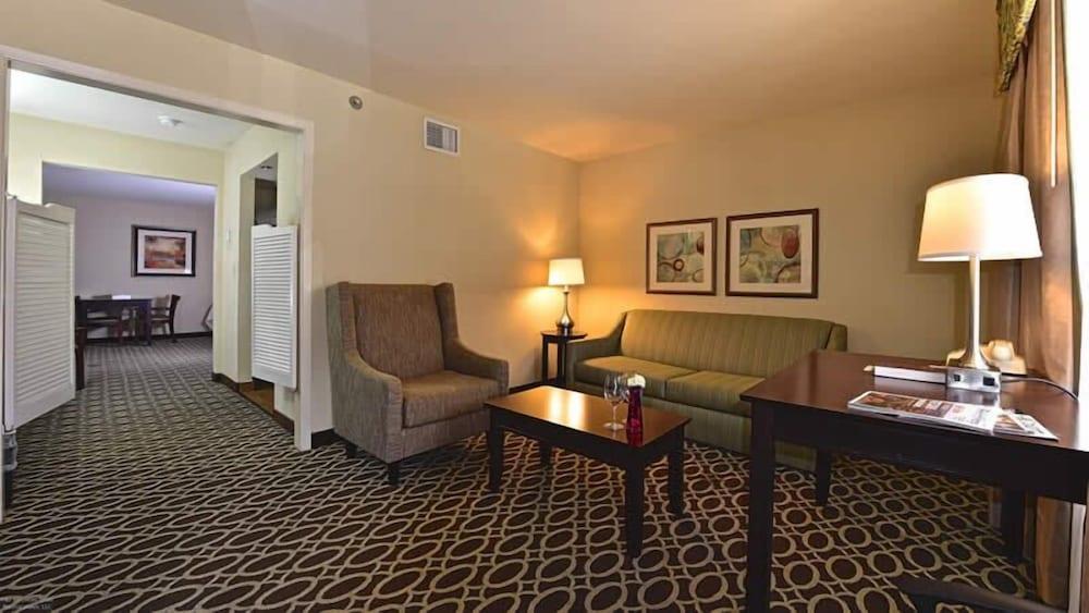 Sunday House Inn and Suites