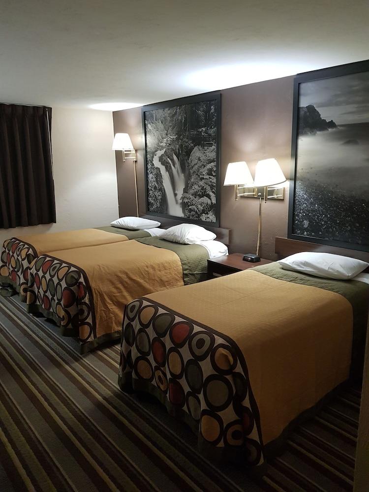 Super 8 by Wyndham Shelton