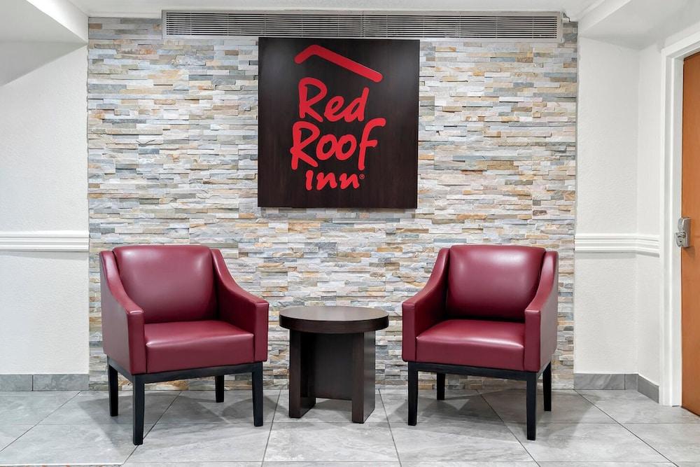 HomeTowne Studios by Red Roof Auburn Hills