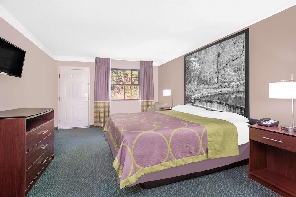 Super 8 by Wyndham Austell/Six Flags