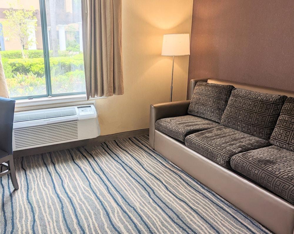 Ramada Suites by Wyndham San Diego/Hotel Circle Area