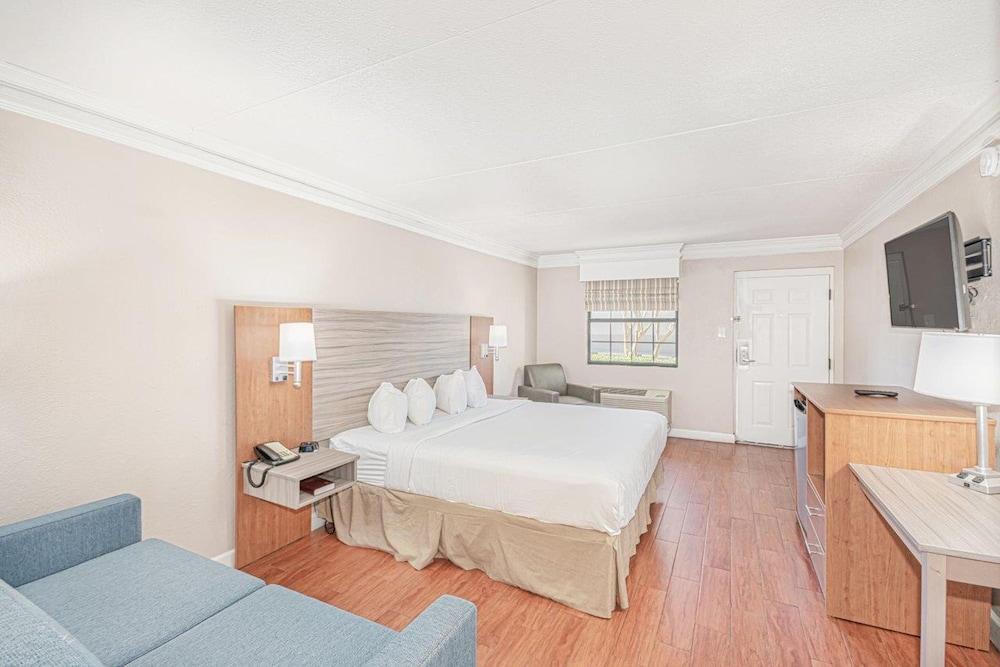 Casa Bella Inn & Suites